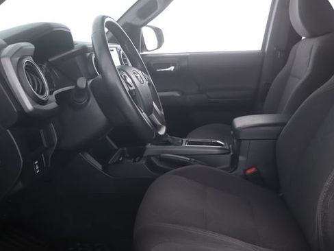 Used 2017 Toyota Tacoma SR5 AWD/4WD image 16