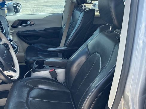 Used 2017 Chrysler Pacifica Limited w/ UConnect Theater Package FWD image 5