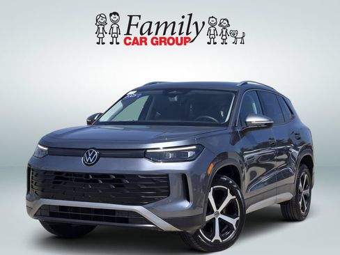 Used 2025 Volkswagen Tiguan SE AWD/4WD image 1