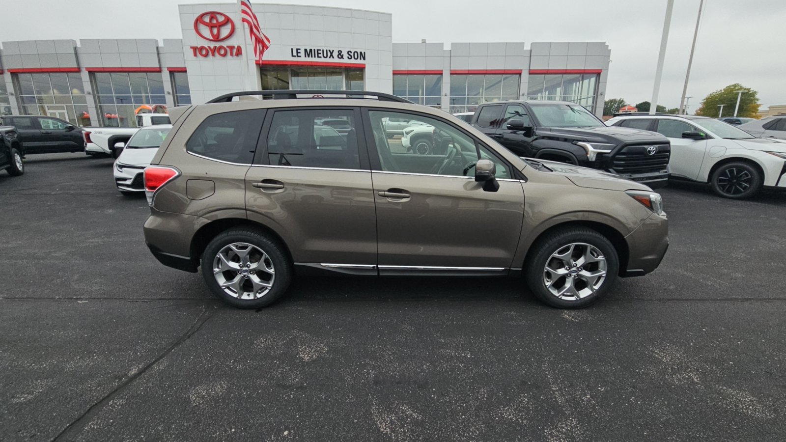 Used 2018 Subaru Forester 2.5i Touring AWD/4WD image 2