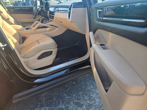 Used 2023 Porsche Cayenne Platinum Edition image 10