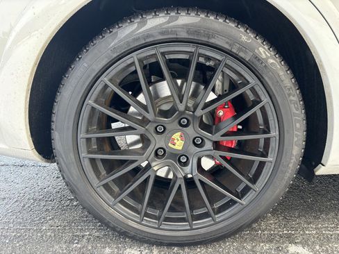 Used 2022 Porsche Cayenne GTS image 29