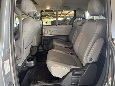Used 2024 Toyota Sienna XLE FWD image 30