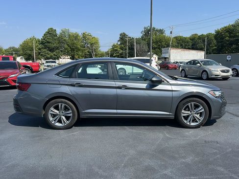Used 2024 Volkswagen Jetta SE FWD image 4