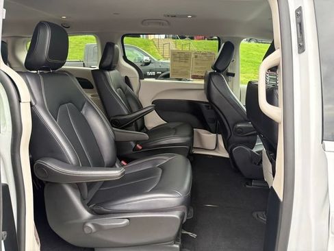 Used 2024 Chrysler Pacifica Limited FWD image 31