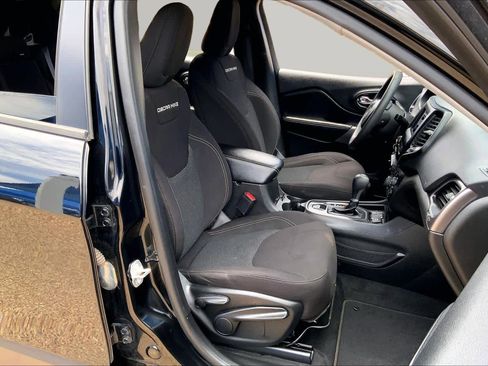 Used 2021 Jeep Cherokee Latitude FWD image 9