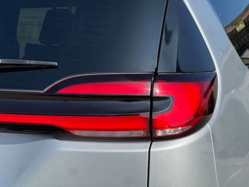 Used 2023 Chrysler Pacifica Touring-L image 29