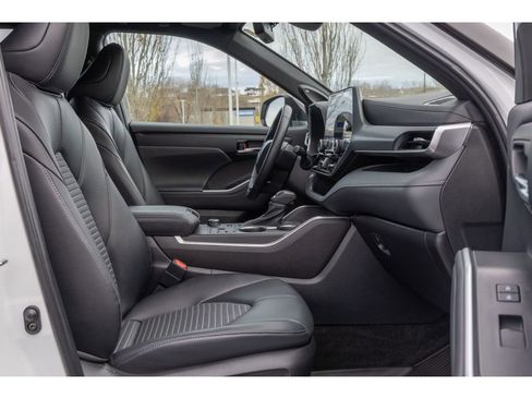 Used 2023 Toyota Highlander XSE image 11