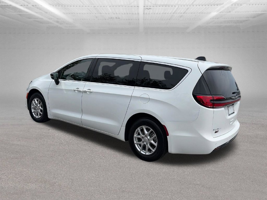 Used 2026 Chrysler Pacifica Select FWD image 4