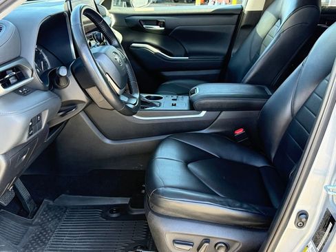 Certified 2023 Toyota Highlander XLE image 19