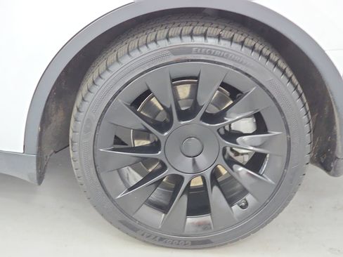 Used 2021 Tesla Model Y Long Range AWD/4WD image 33