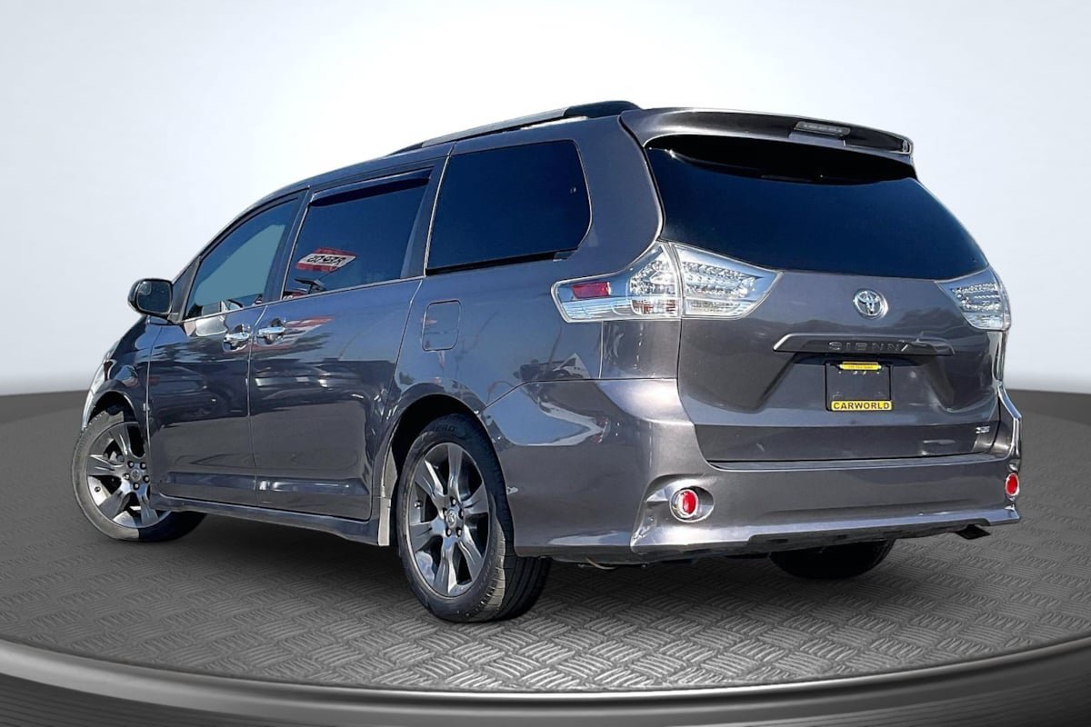 Used 2015 Toyota Sienna SE FWD image 2
