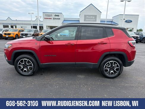Used 2025 Jeep Compass Trailhawk AWD/4WD image 2