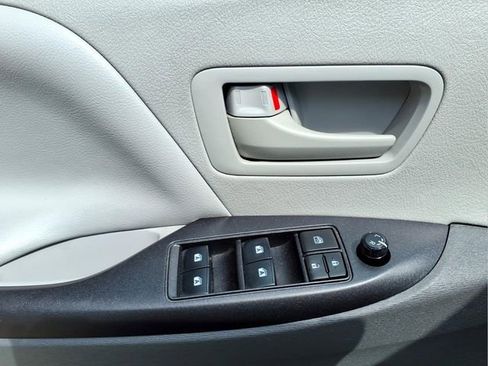 Used 2020 Toyota Sienna L image 11