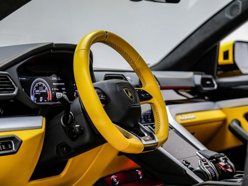 Used 2021 Lamborghini Urus AWD/4WD image 44