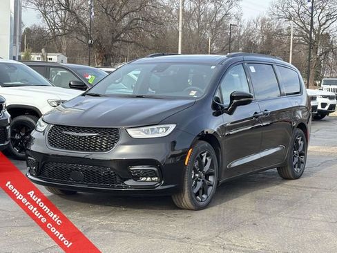 New 2026 Chrysler Pacifica Limited w/ Uconnect Theater Family Group image 37