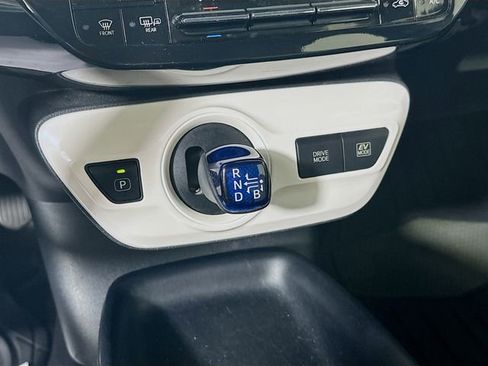 Used 2018 Toyota Prius Four Touring image 17