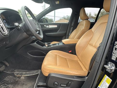 Used 2020 Volvo XC40 T5 Momentum w/ Protection Package Premier image 9