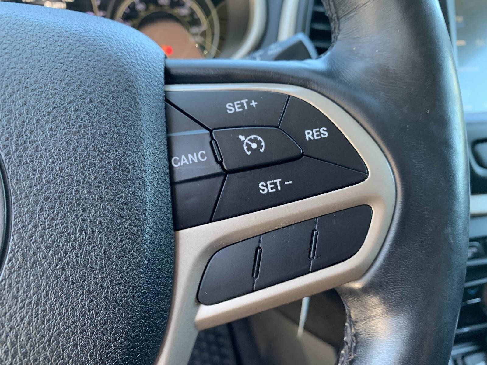 Used 2017 Jeep Cherokee Latitude w/ Cold Weather Group AWD/4WD image 16