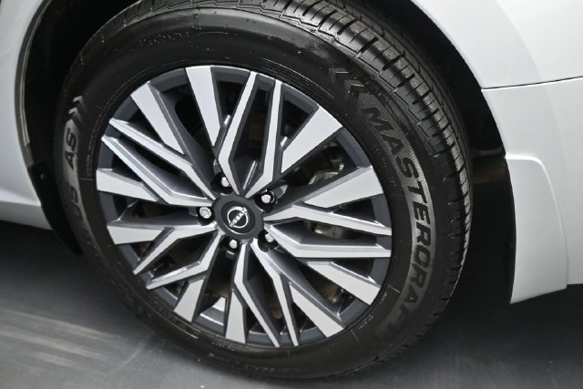 Used 2023 Nissan Altima 2.5 SV w/ SV Premium Package FWD image 18