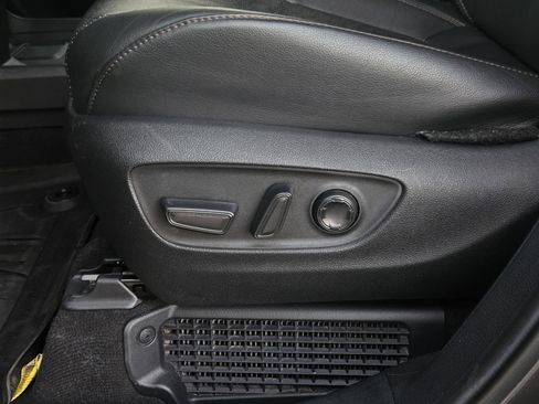 Used 2025 Toyota Sienna Limited image 29