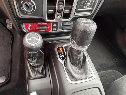 Certified 2025 Jeep Wrangler Unlimited Rubicon 4xe w/ Convenience Group AWD/4WD image 27