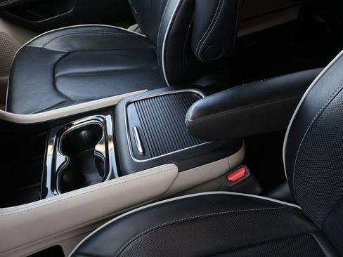 Used 2024 Chrysler Pacifica Limited image 22