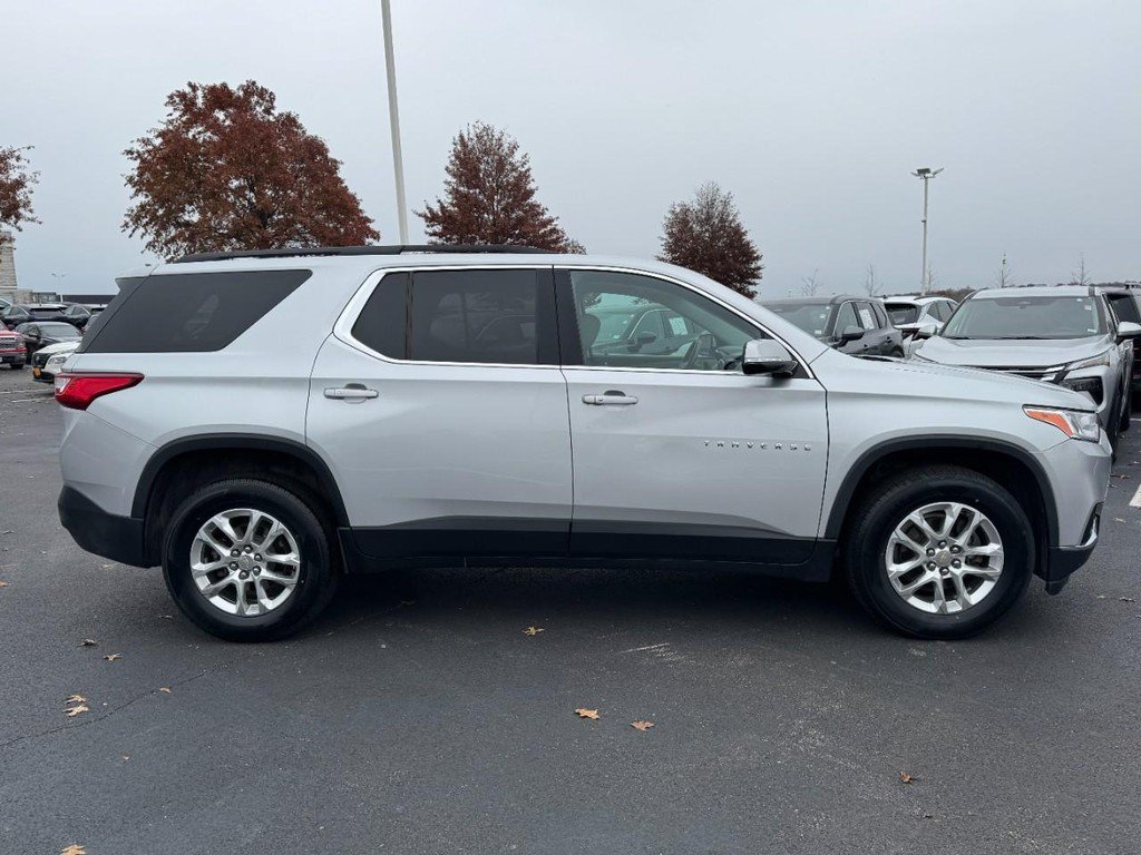 Used 2019 Chevrolet Traverse LT FWD image 2