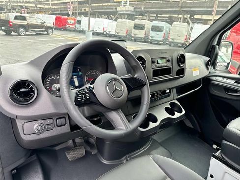 Used 2025 Mercedes-Benz Sprinter 2500 image 18