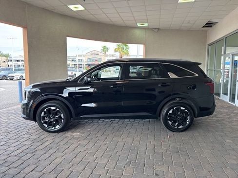 Used 2024 Kia Sorento S image 2
