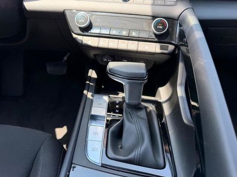 Used 2024 Hyundai Elantra SEL w/ Convenience Package FWD image 17