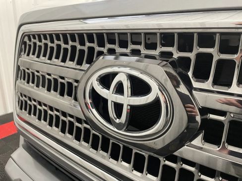 Used 2017 Toyota Tacoma TRD Sport w/ Tow Package (A/T) AWD/4WD image 6