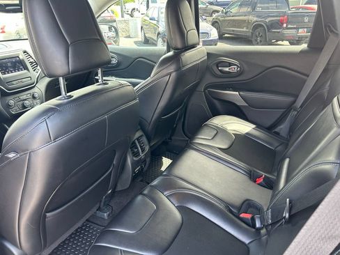 Used 2019 Jeep Cherokee Latitude Plus w/ Comfort/Convenience Group AWD/4WD image 31