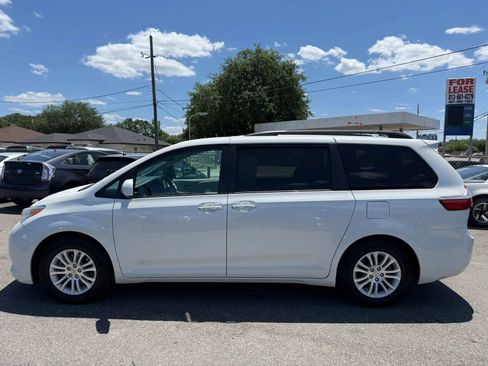 Used 2017 Toyota Sienna XLE image 8