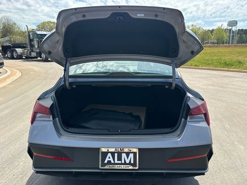 Used 2025 Hyundai Elantra SE FWD image 18
