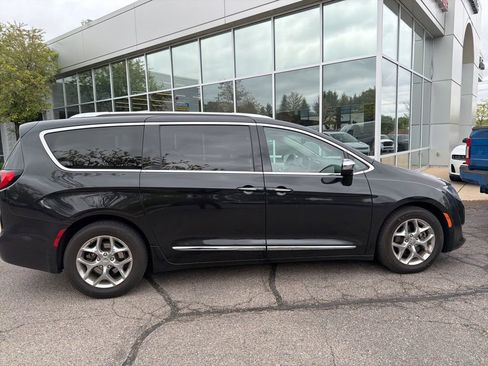 Used 2017 Chrysler Pacifica Limited w/ Advanced Safetytec Group FWD image 2