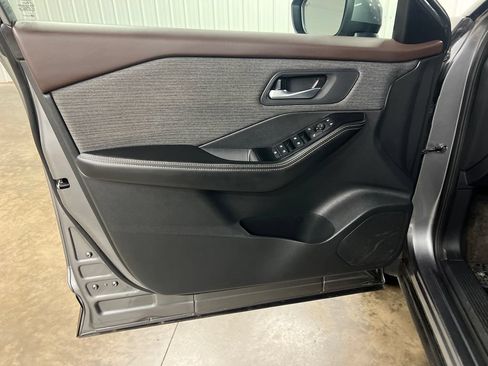 Used 2021 Nissan Rogue SV AWD/4WD image 15