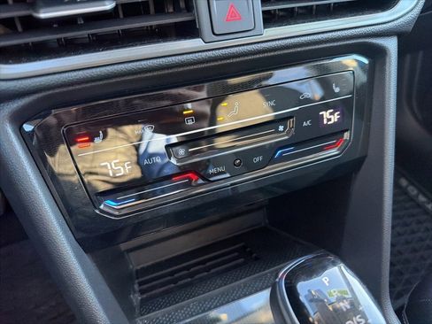 New 2025 Volkswagen Taos SE image 18