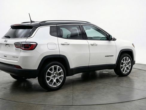 Used 2025 Jeep Compass Limited image 9