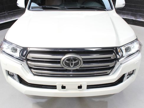 Used 2019 Toyota Land Cruiser w/ Four Season Floor Mat Package image 7
