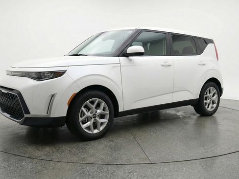 Used 2025 Kia Soul LX w/ LX Technology Package image 3