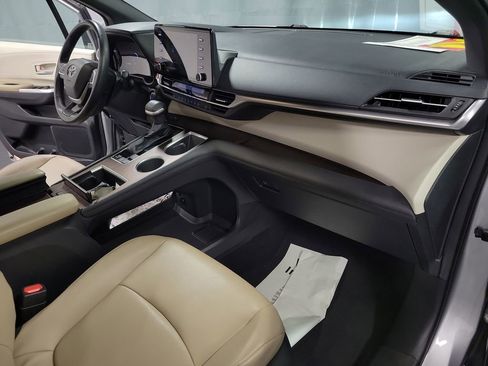 Used 2022 Toyota Sienna XLE image 24