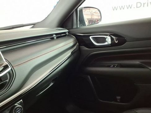 Used 2025 Jeep Compass Trailhawk AWD/4WD image 24