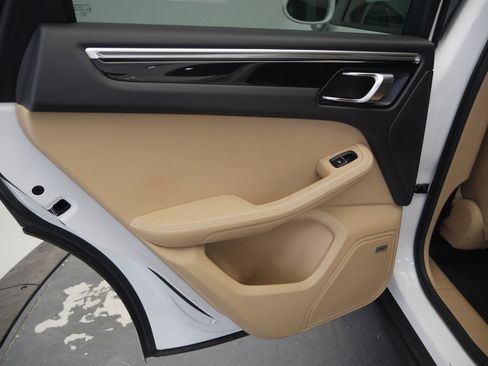 Certified 2022 Porsche Macan image 19