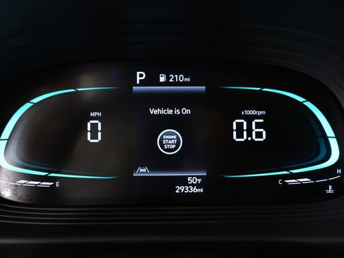 Used 2025 Hyundai Venue SEL FWD image 4