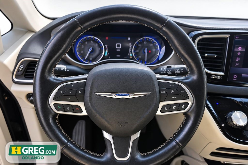 Used 2021 Chrysler Pacifica Touring-L FWD image 13