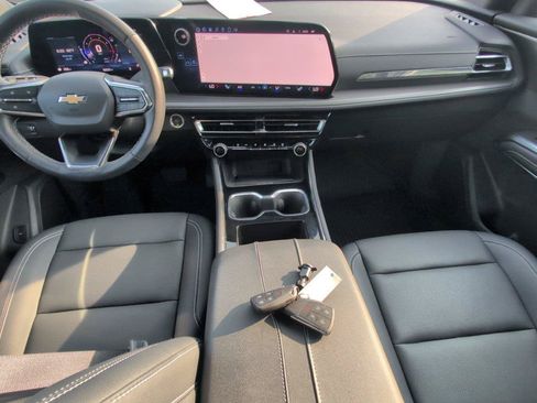 Used 2025 Chevrolet Traverse LT w/ Sun and Wheel Package FWD image 34