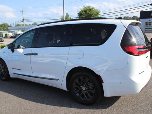 Used 2024 Chrysler Pacifica Limited w/ Uconnect Theater Family Group FWD image 29