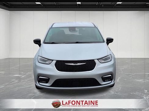 Used 2024 Chrysler Pacifica Touring-L image 8