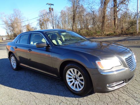 Used 2013 Chrysler 300 image 3